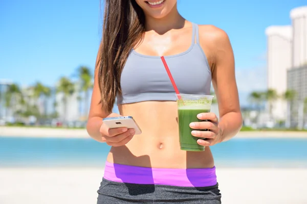 Mujer bebiendo licuado de desintoxicación vegetal —  Fotos de Stock