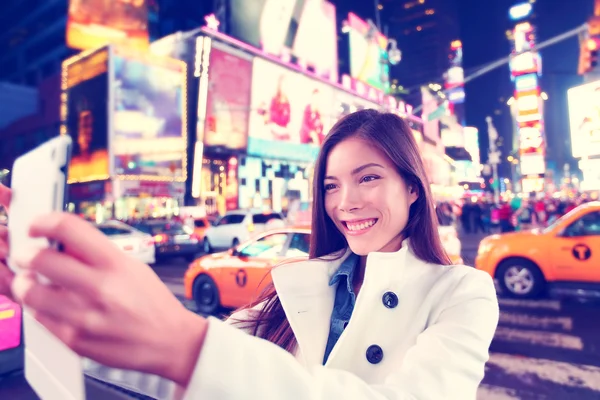 Kvinnan tar Selfie i New York — Stockfoto