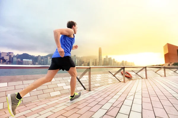 Hombre corredor en la ciudad de Hong Kong — Foto de Stock