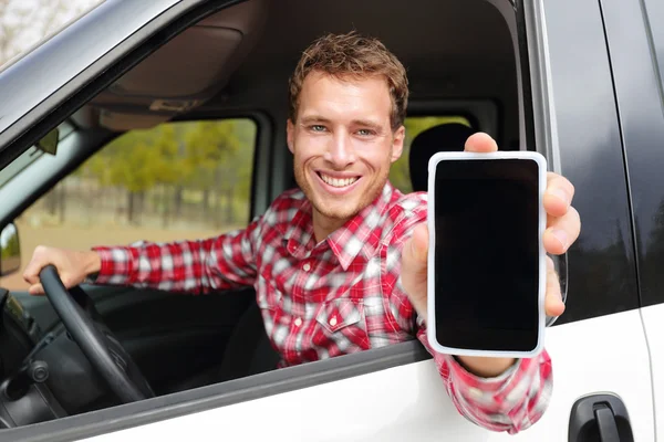 Mann fährt Auto und zeigt Smartphone — Stockfoto