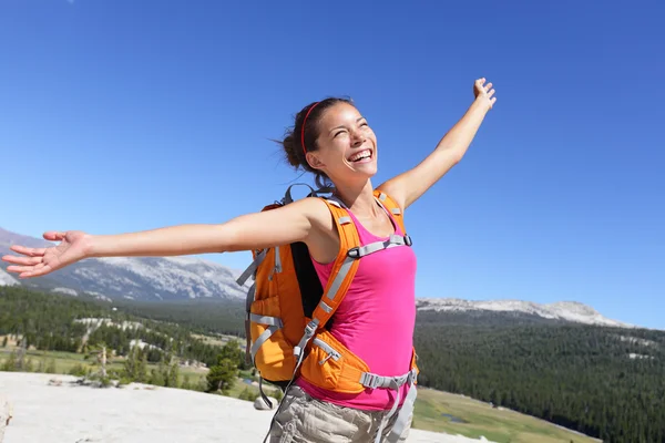 Uzun yürüyüşe çıkan kimse kız doğada kaygısız hiking — Stok fotoğraf