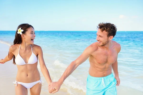 Couple s'amuser sur la plage — Photo