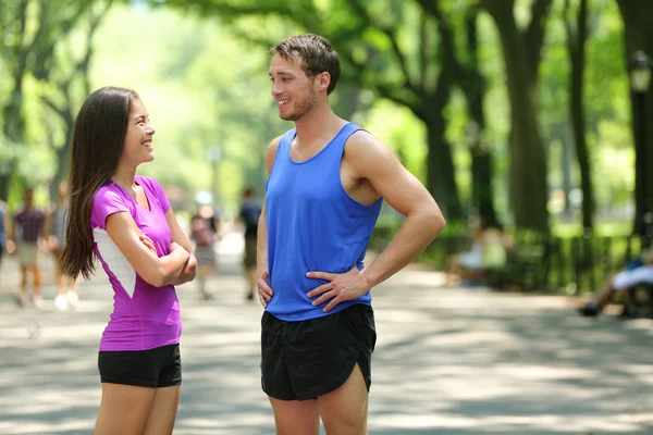 Pareja hablando después de correr en el parque de Nueva York —  Fotos de Stock