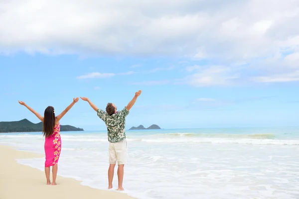Pareja en playa hawaiana —  Fotos de Stock