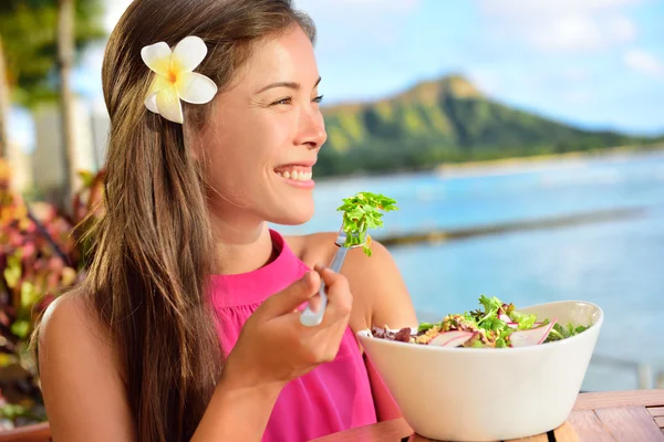 Femme au restaurant à Hawaï — Photo