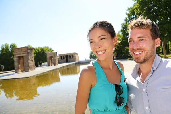 Couple touriste Madrid par Temple de Debod — Photo