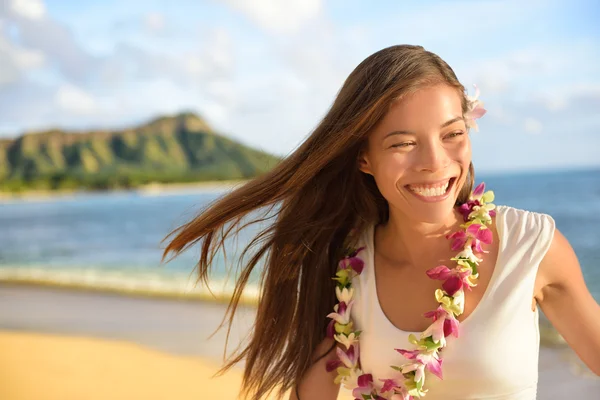 Mujer feliz en vacaciones hawaianas — Foto de Stock