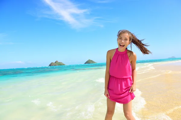 Femme s'amuser sur la plage — Photo