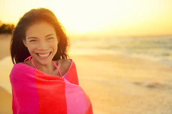 Aziatische vrouw gewikkeld in een handdoek op strand — Stockfoto