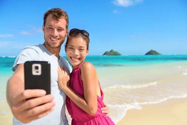 Casal de férias na praia tomando selfie — Fotografia de Stock