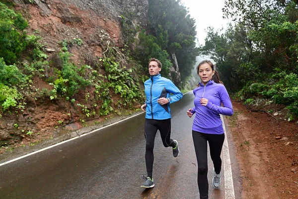 Gente corriendo por la carretera del campo haciendo ejercicio —  Fotos de Stock