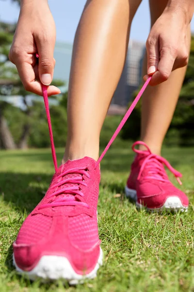 Corredor preparándose atando cordones zapatillas de running — Foto de Stock