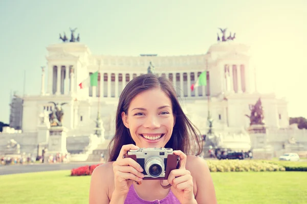 Turista tomando fotos en cámara retro — Foto de Stock