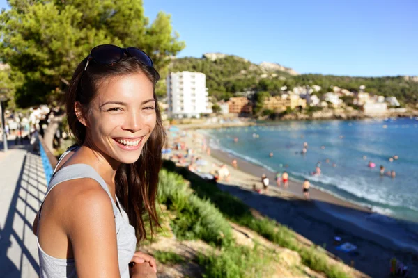 Toeristische vrouw op strand in Mallorca — Stockfoto
