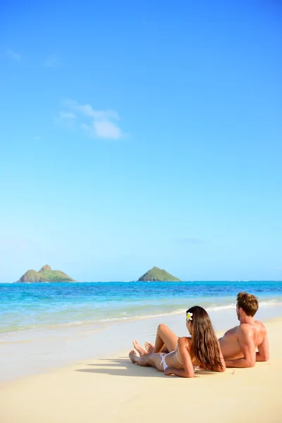 Couples bronzés relaxants à Lanikai — Photo