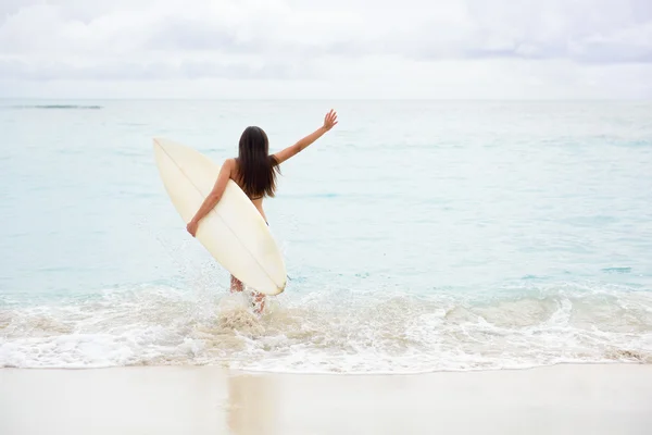 Girl excited going surfing at ocean — Stock Photo, Image