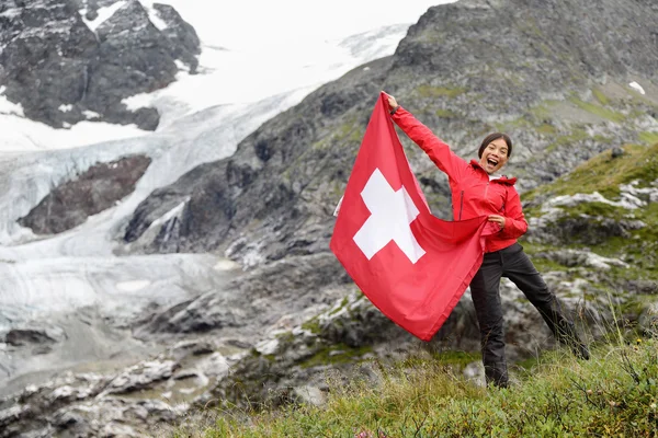 Caminante vitoreando mostrando bandera suiza —  Fotos de Stock