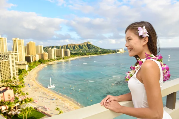 Asiatiska turist tittar på Waikiki beach — Stockfoto