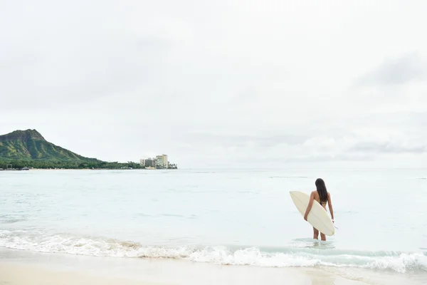 Flickan kommer surfa på Waikiki Beach — Stockfoto