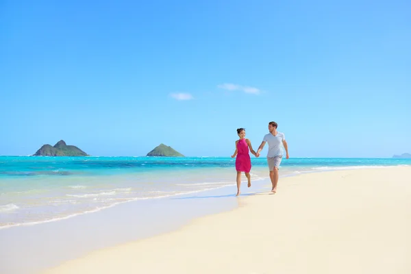 Paar glücklich mit Spaß auf Hawaii Flitterwochen — Stockfoto
