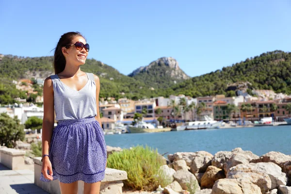 Tourist walking in Port d'Andratx, Mallorca — Stock Photo, Image