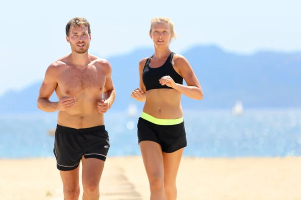 Konditionen igång par tränar cardio på stranden — Stockfoto