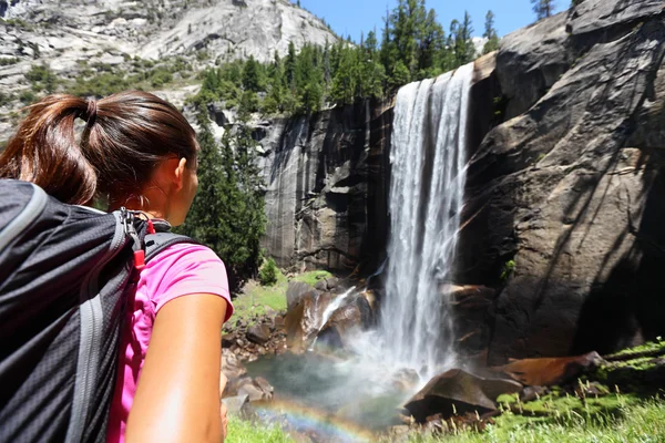 Chica excursionista mirando Vernal Fall — Foto de Stock