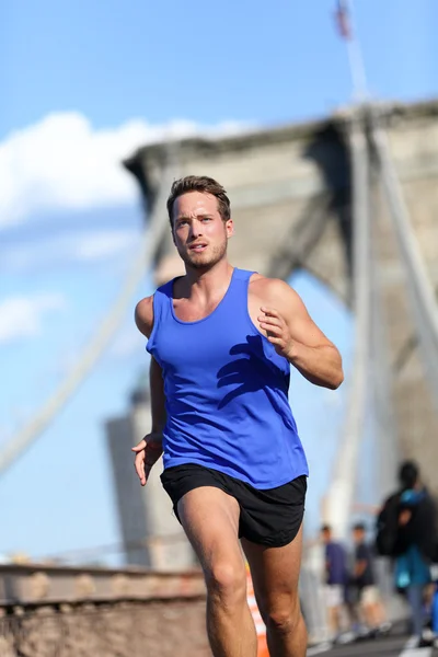 男子赛跑者在布鲁克林大桥上运行 图库照片