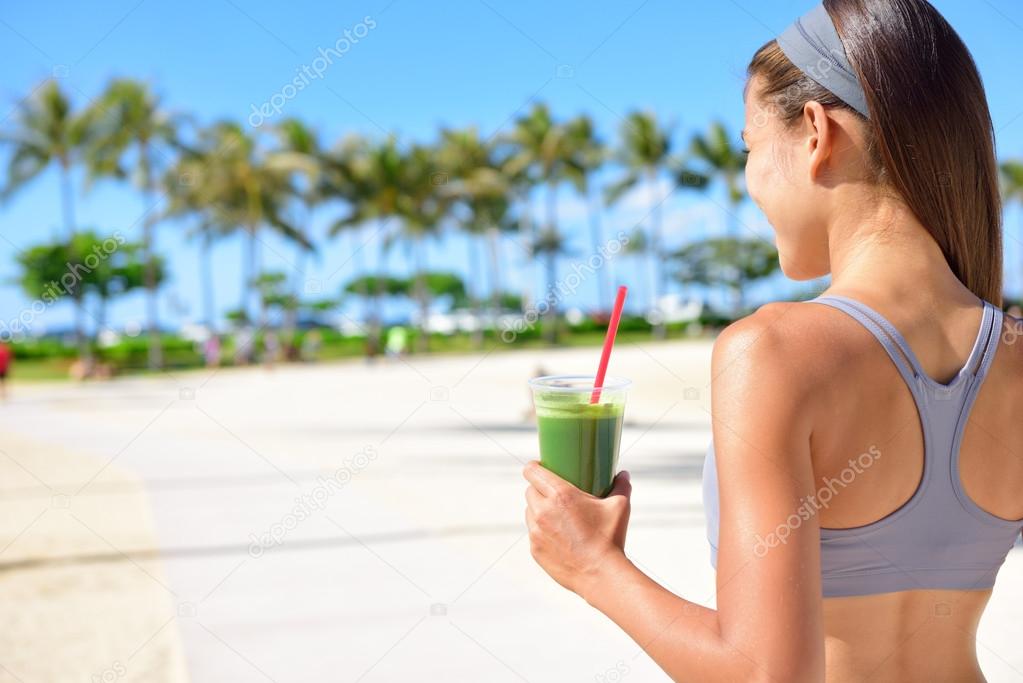 Mulher bebendo smoothie desintoxicação vegetal fotos, imagens de
