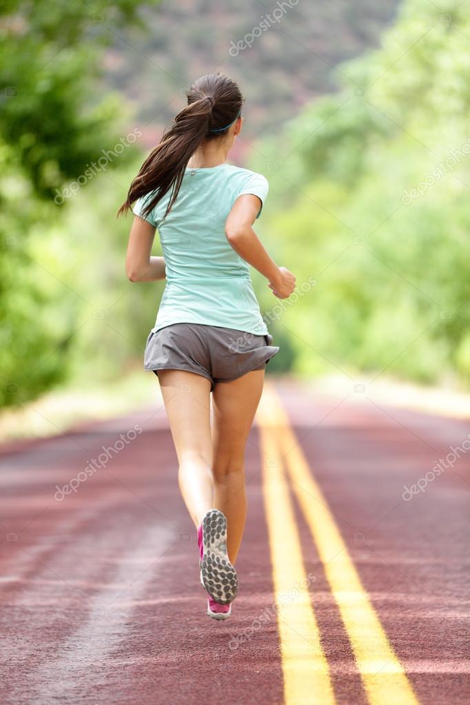 Una mujer corriendo por una carretera con la palabra correr en el frente.