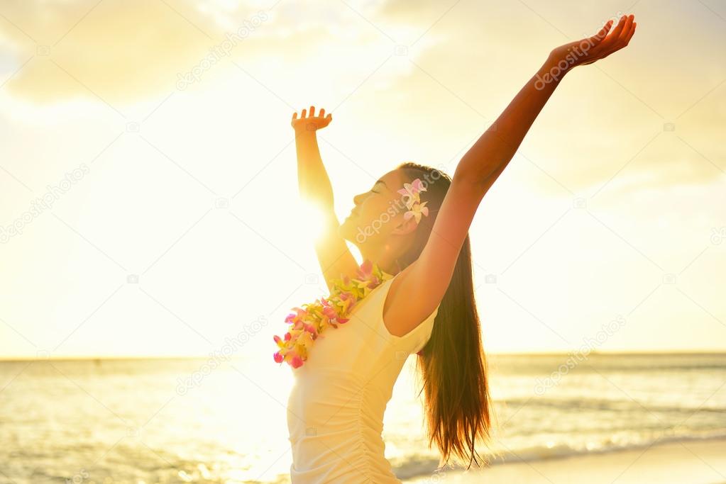 Woman free in Hawaii beach sunset Stock Photo by ©Maridav 72654007