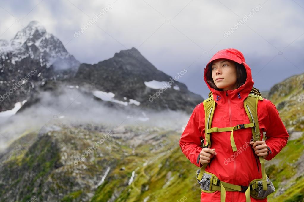 Mulher alpinista nas montanhas da Su  a  Fotografias de 