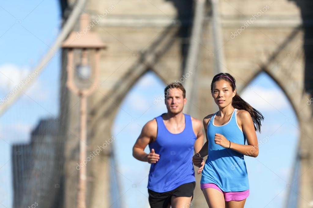 Runners running on Brooklyn bridge — Stock Photo © Maridav #72655911