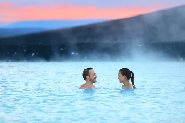 Casal relaxante na piscina quente na Islândia — Fotografia de Stock