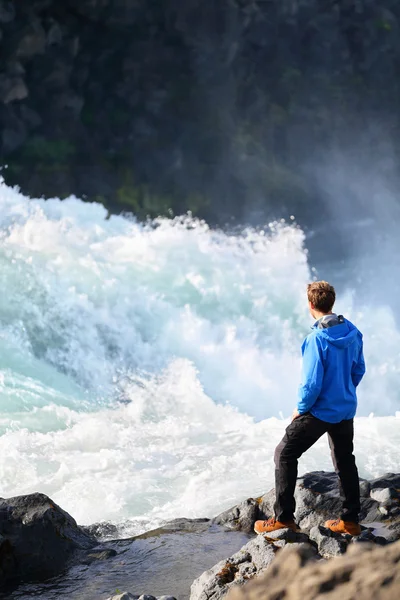 Ісландська турист за водоспадом Godafoss — стокове фото