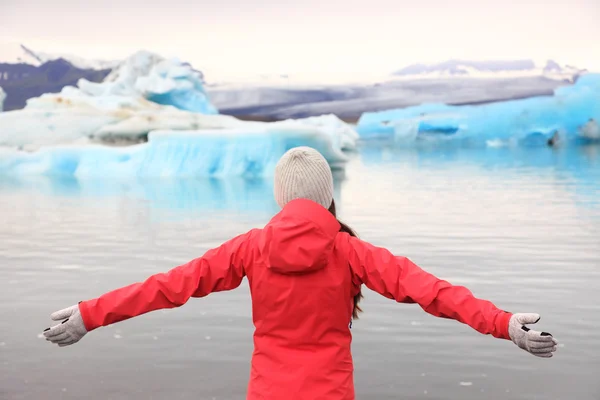 Γυναίκα σε παγετώνα λιμνοθάλασσα στην Ισλανδία — Φωτογραφία Αρχείου