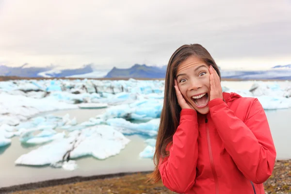 Glada kvinnan vid glaciären lagunen på Island — Stockfoto