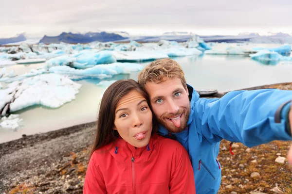 Casal tomando auto retrato na Islândia — Fotografia de Stock