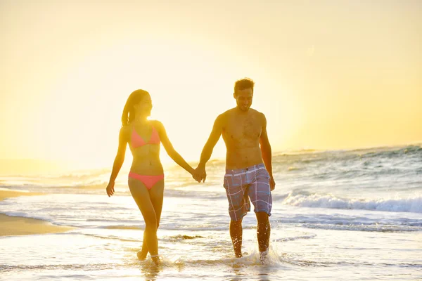 情侣牵手在海滩散步 — 图库照片