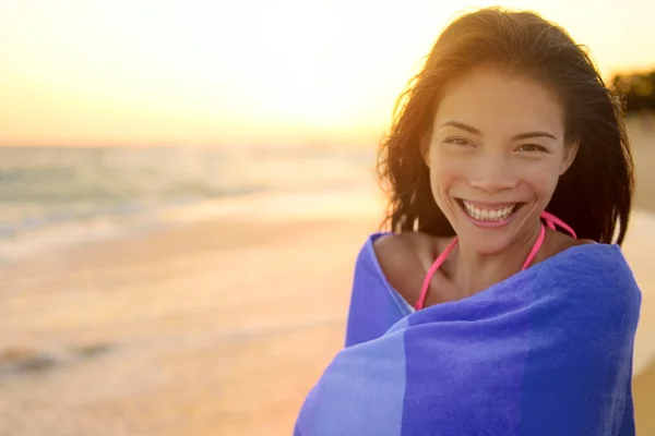 Vrouw gewikkeld in een handdoek op strand — Stockfoto