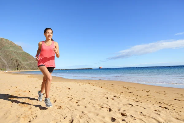 Atleet vrouw joggen op strand — Stockfoto