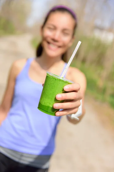 Mulher segurando smoothies vegetais ao ar livre — Fotografia de Stock