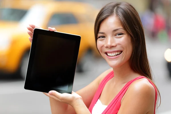 Donna casual mostrando tablet — Foto Stock