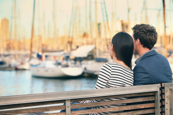 Couple dating on bench in harbour — Stock Photo, Image