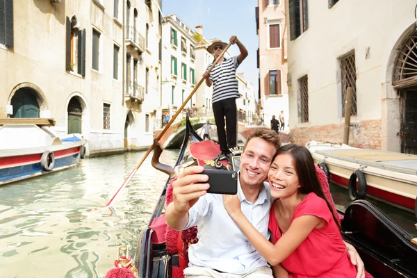 Couple taking selfie in Venice gondola — Stock Photo, Image