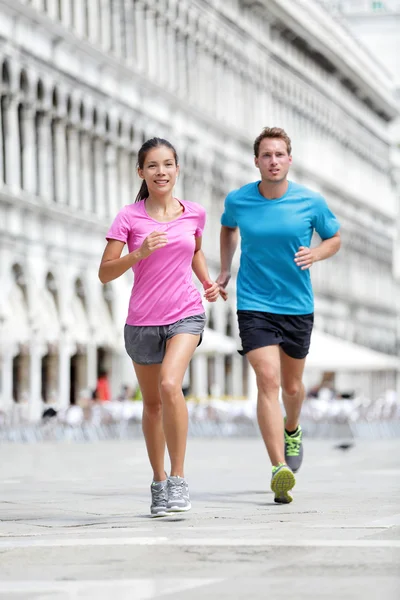 Pareja de corredores corriendo en Venecia — Foto de Stock