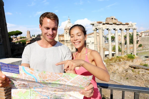 Touristen mit Karte von römischem Forum — Stockfoto