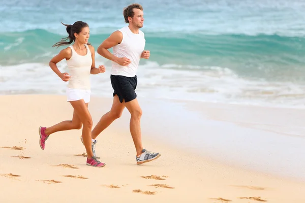 Casal jogging na praia — Fotografia de Stock