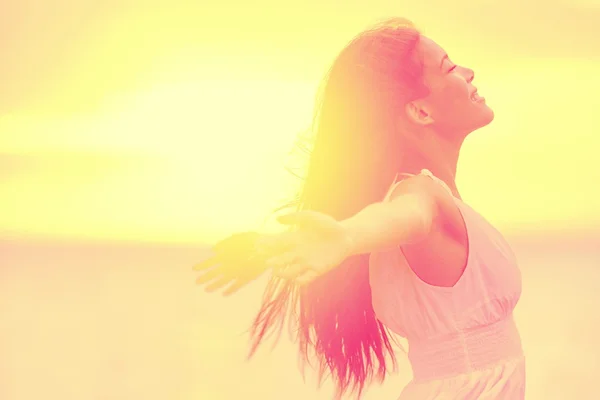 Mulher desfrutando do pôr do sol — Fotografia de Stock