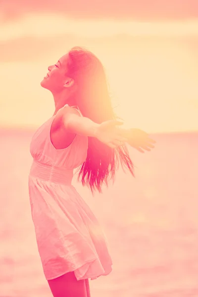 Vrouw genieten van zonsondergang — Stockfoto